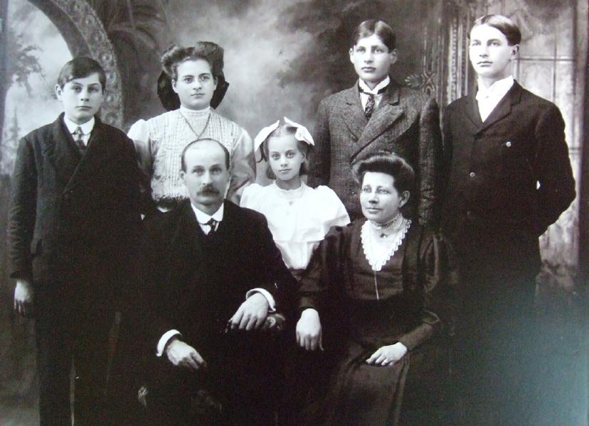 Henry and Cora Sierk and their children, about 1905.