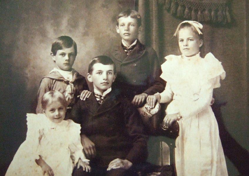 Children of Henry and Cora Lindsey Sierk, about 1900
