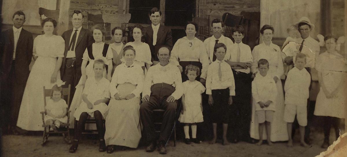 John Edwin and Stacy Scott Teague Bay with their children and grandchildren in front of "the Bay hotel" in Richards, 1915