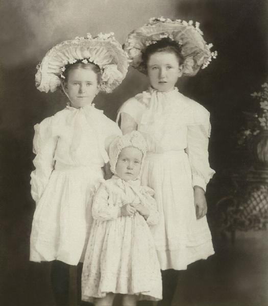 Blanche, Esther Mae and little Grace Greenhill, about 1905