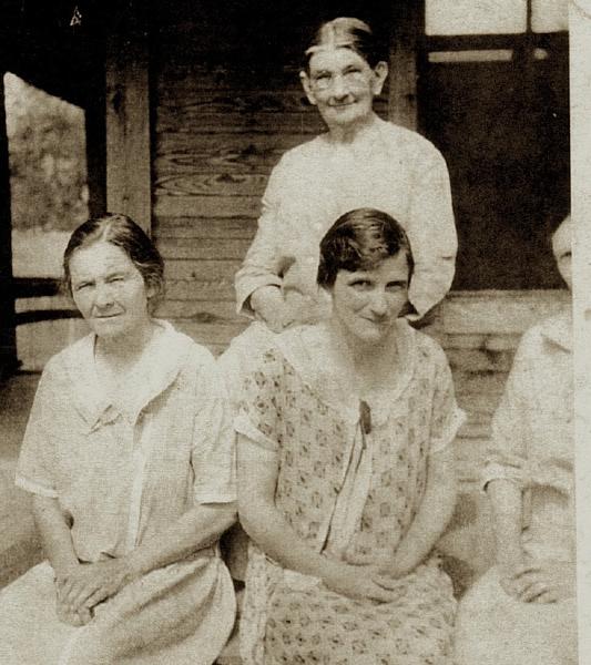 Mattie Reed Wood and daughters Fannie Haynie & Lynn Cecil, about 1920