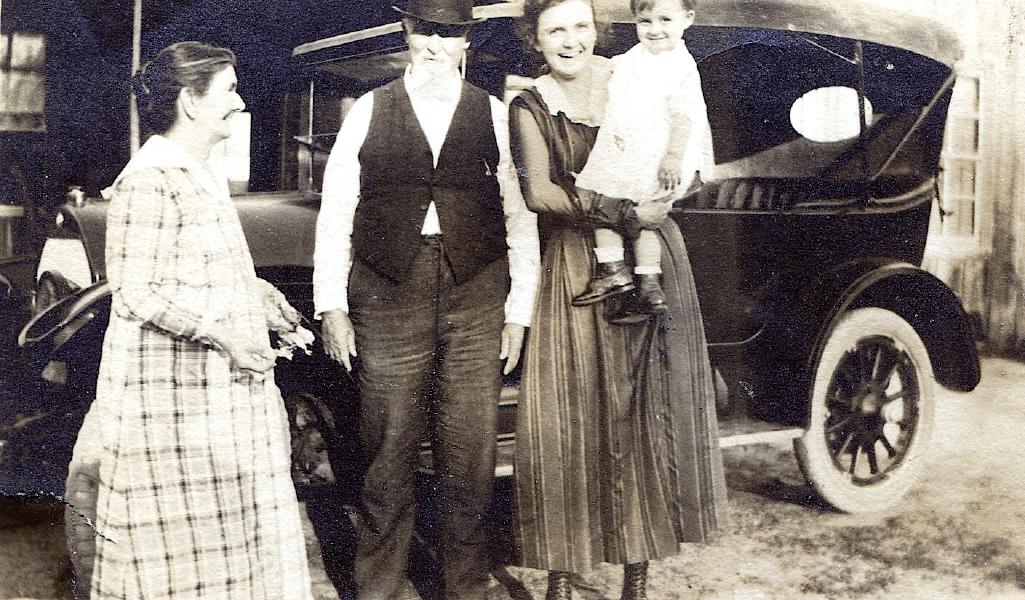 Mattie & Solomon Wm Wood with granddaughters Fannie Kate Wood & Eloise Cecil, about 1919